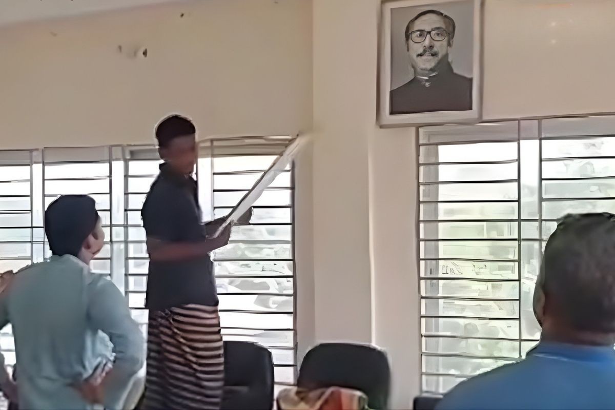 আ.লীগের অফিসে প্রবেশ করল বিএনপি-ছাত্রদল, অনুমতি মিলল ইউপি চেয়ারম্যানের