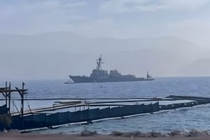 ইসরায়েলে মার্কিন যুদ্ধজাহাজ মোতায়েন, কী সংকেত দিচ্ছে যুক্তরাষ্ট্র?