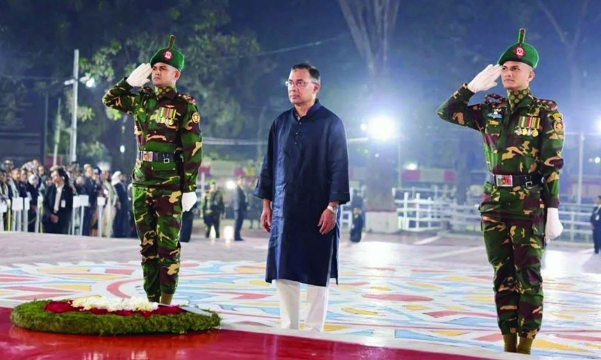 একুশের প্রথম প্রহরে ভাষা শহীদদের প্রতি রাষ্ট্রীয় শ্রদ্ধা