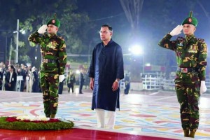 একুশের প্রথম প্রহরে ভাষা শহীদদের প্রতি রাষ্ট্রীয় শ্রদ্ধা