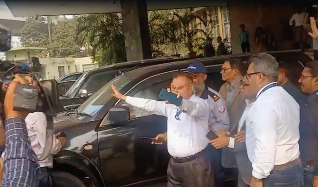 কর্মকর্তাদের বিক্ষোভে কার্যালয় ছাড়লেন আহসান উল্লাহ কর্মকর্তাদের বিক্ষোভে কার্যালয় ছাড়লেন আহসান উল্লাহ