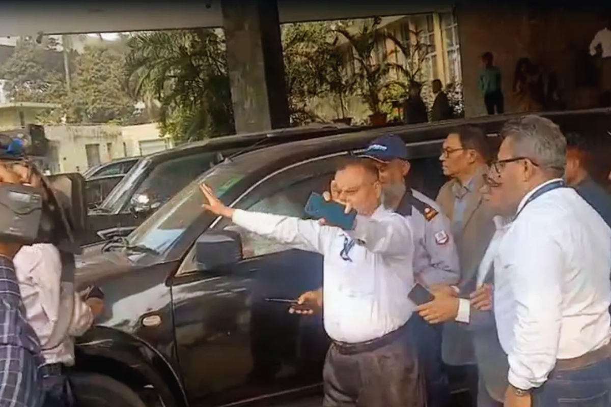 কর্মকর্তাদের বিক্ষোভে কার্যালয় ছাড়লেন আহসান উল্লাহ