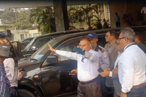 কর্মকর্তাদের বিক্ষোভে কার্যালয় ছাড়লেন আহসান উল্লাহ