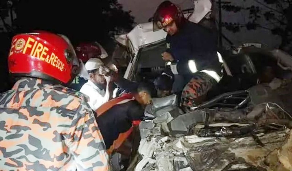 কুমিল্লায় নিয়ন্ত্রণ হারিয়ে মাইক্রোবাস ধাক্কা, নিহত ২