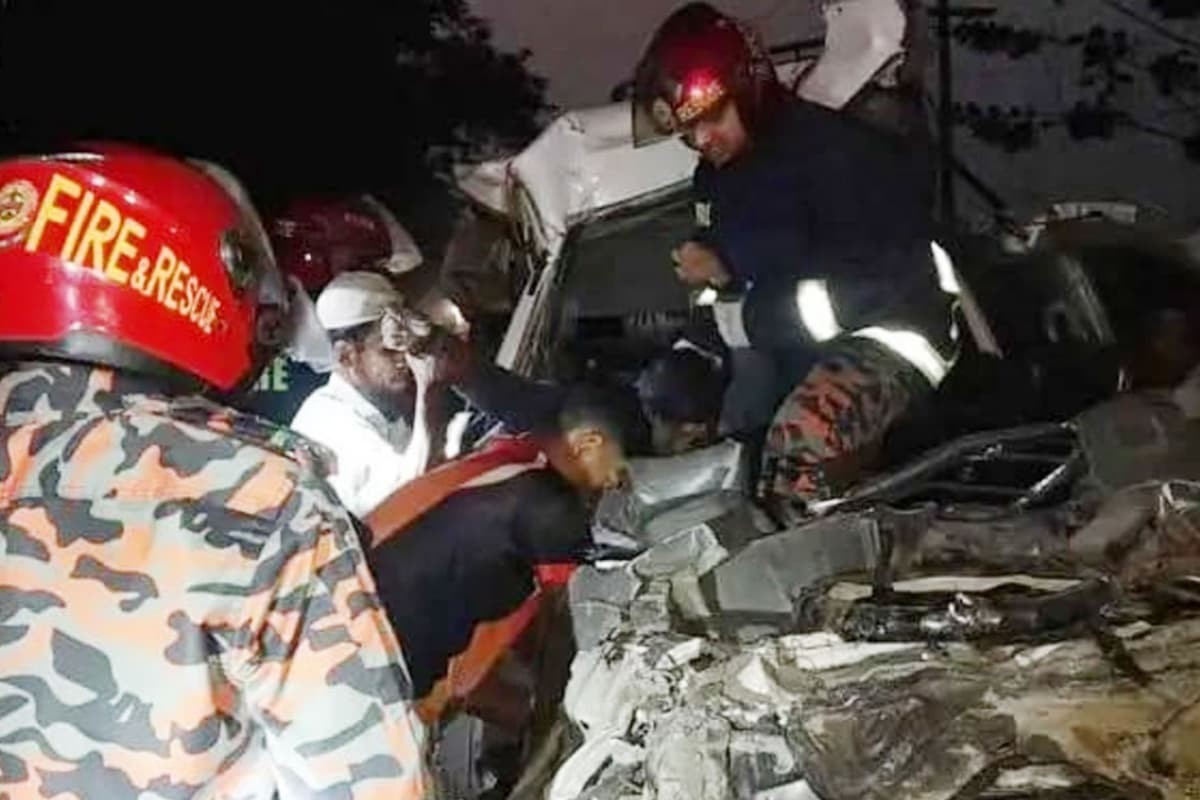 কুমিল্লায় নিয়ন্ত্রণ হারিয়ে মাইক্রোবাস ধাক্কা, নিহত ২