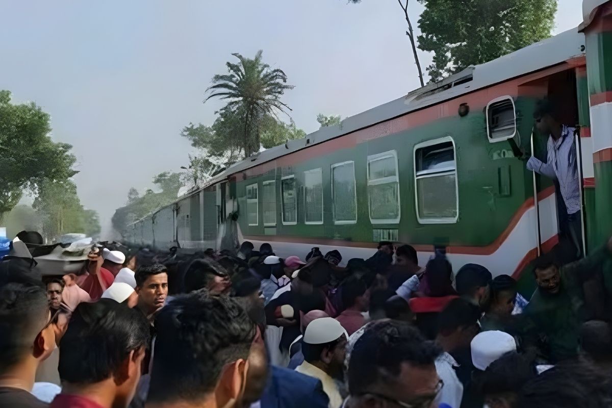 কুমিল্লায় মহানগর এক্সপ্রেস দুর্ঘটনা, ট্রেন চলাচল বন্ধ