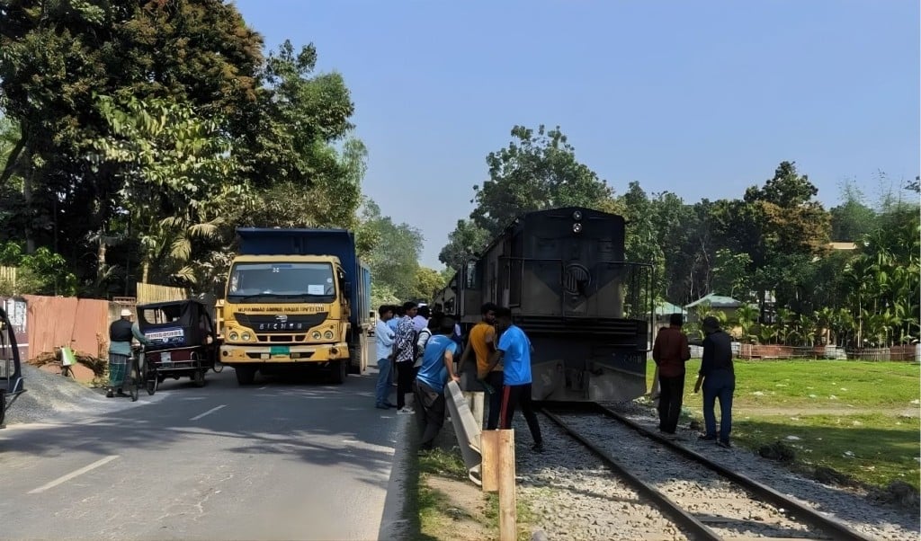 কুড়িগ্রামে ট্রেন দুর্ঘটনা রেল চলাচল বন্ধ কুড়িগ্রামে ট্রেন দুর্ঘটনা, রেল চলাচল বন্ধ