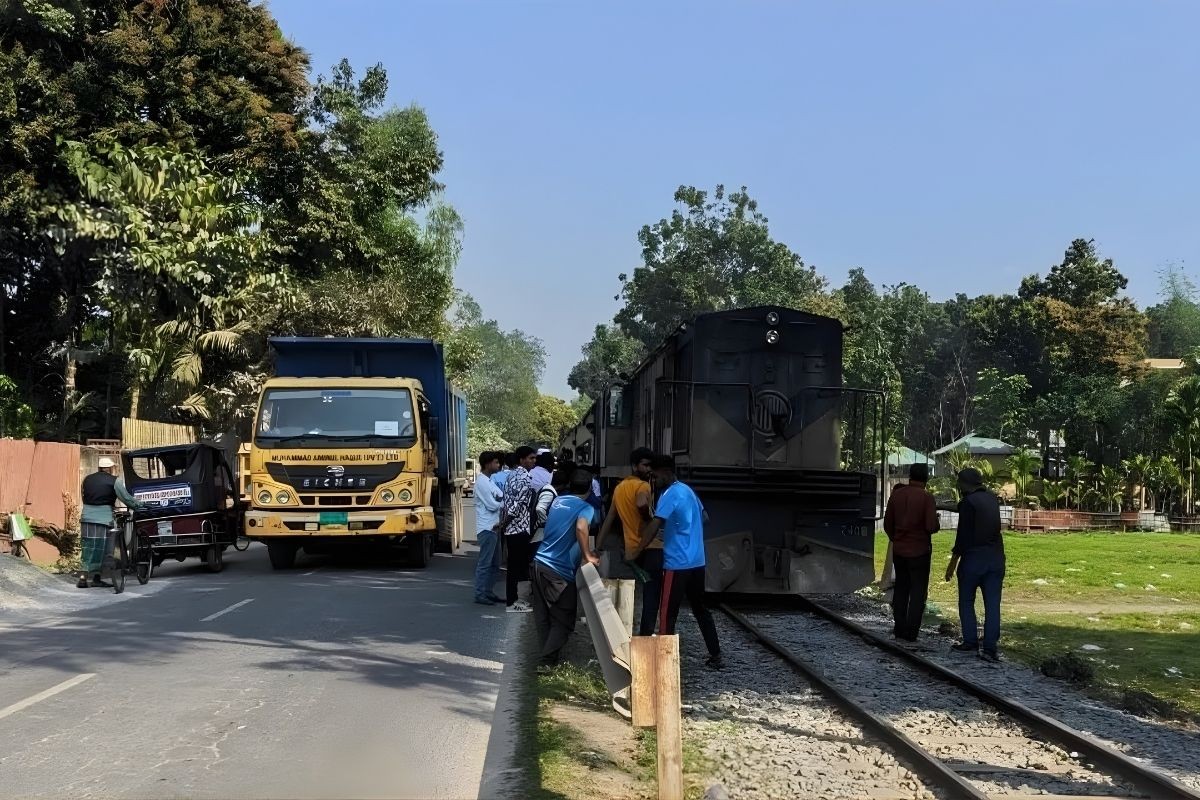 কুড়িগ্রামে ট্রেন দুর্ঘটনা, রেল চলাচল বন্ধ