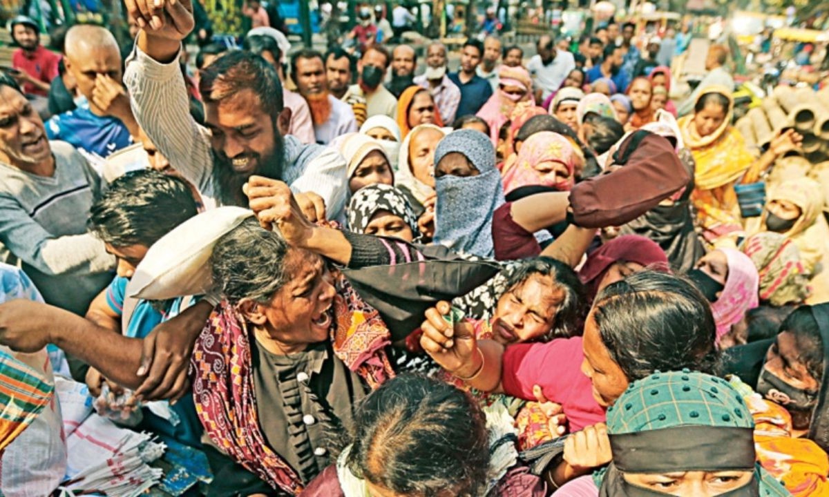খাদ্যপণ্যের ঊর্ধ্বগতি ও নিম্নআয়ের মানুষের টিসিবি নির্ভরতা