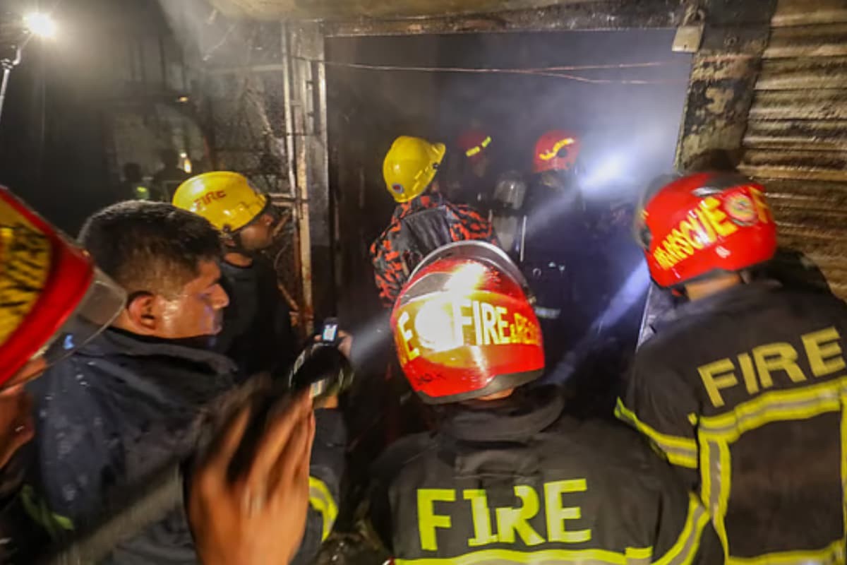 খুলনায় মধ্যরাতে শপিং সেন্টারে তীব্র অগ্নিকাণ্ড