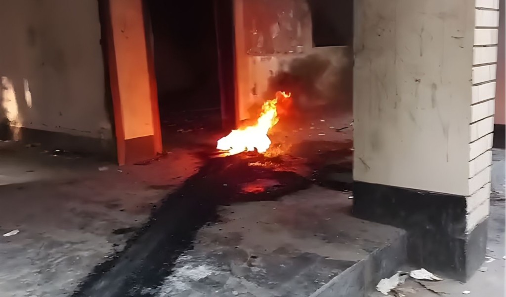 গতকালের পতাকা উত্তোলনের পর আজ আগুনে ভস্মীভূত পাবনা জেলা আওয়ামী লীগ কার্যালয় গতকালের পতাকা উত্তোলনের পর আজ আগুনে ভস্মীভূত পাবনা জেলা আওয়ামী লীগ কার্যালয়