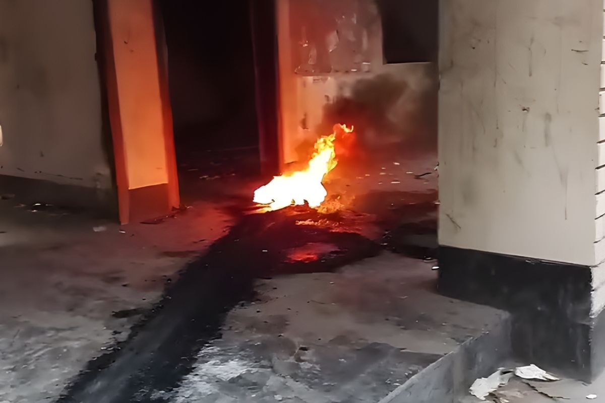 গতকালের পতাকা উত্তোলনের পর আজ আগুনে ভস্মীভূত পাবনা জেলা আওয়ামী লীগ কার্যালয়