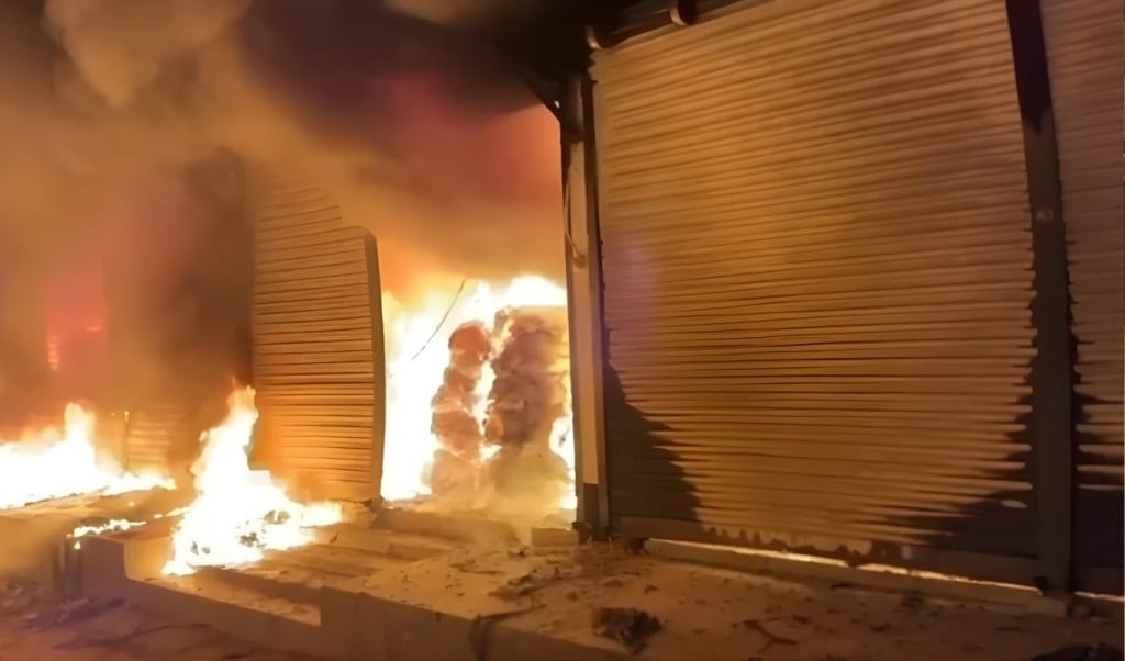 গাজীপুরে ঝুট গুদামে ভয়াবহ আগুনের ঘটনা গাজীপুরে ঝুট গুদামে ভয়াবহ আগুনের ঘটনা