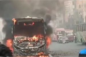 গাজীপুরে বাসে আগুন, যাত্রী আহত