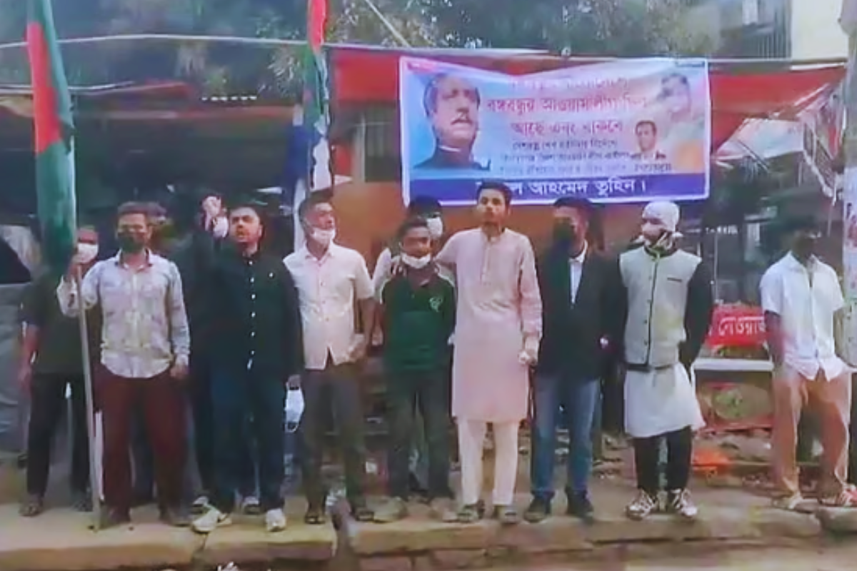 গুঁড়িয়ে দেওয়া কার্যালয়ে পতাকা উত্তোলন