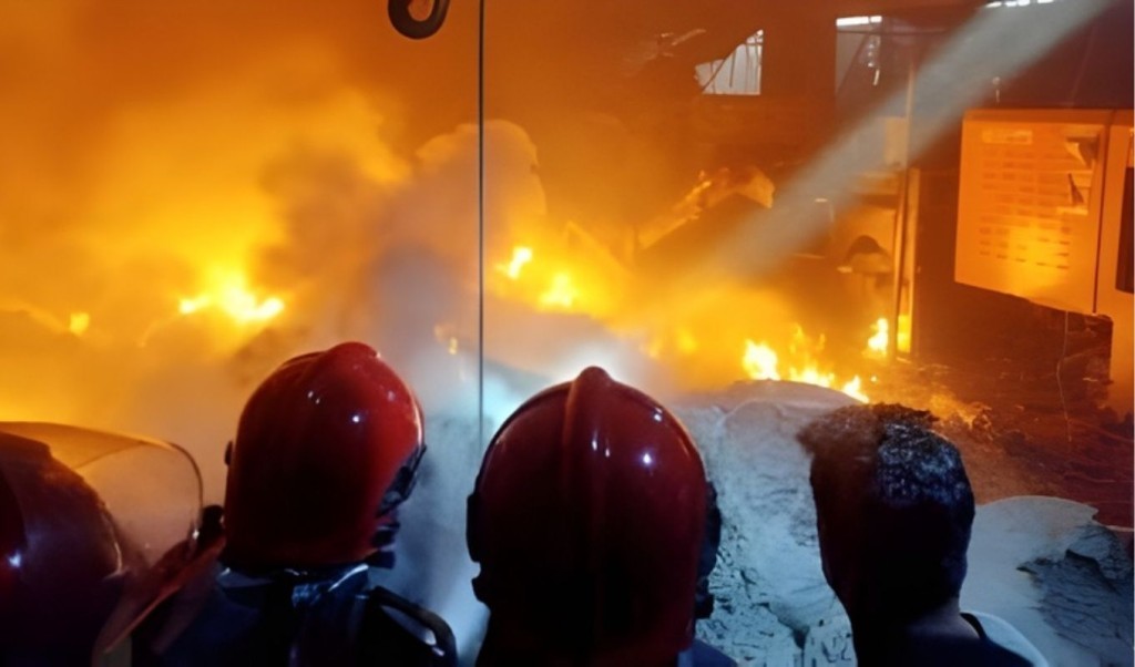চট্টগ্রামে কারখানায় বিস্ফোরণে ১১ জন দগ্ধ চট্টগ্রামে কারখানায় বিস্ফোরণে ১১ জন দগ্ধ
