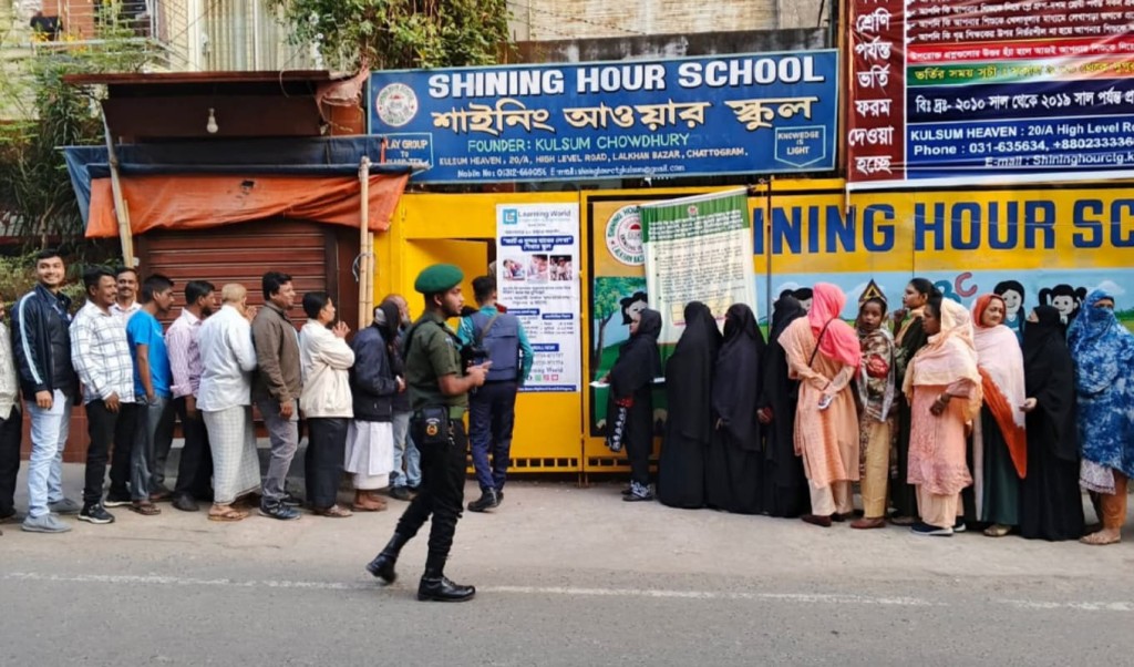 চট্টগ্রামে ত্রয়োদশ সংসদ নির্বাচনে ভোটার ভিড় শুরু