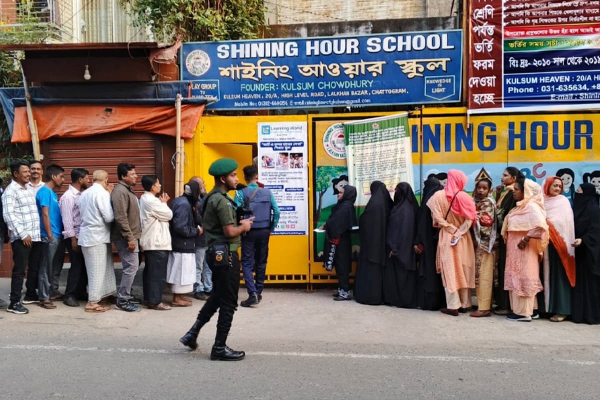 চট্টগ্রামে ত্রয়োদশ সংসদ নির্বাচনে ভোটারদের ভিড় শুরু