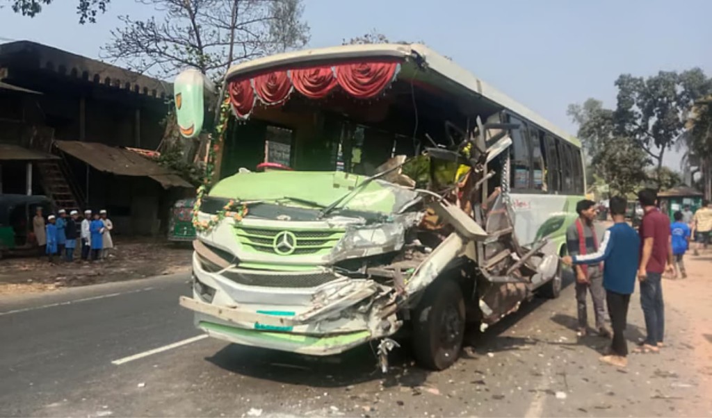 চন্দনাইশে যাত্রীবাহী বাস-পিকআপ সংঘর্ষ, চালক ও সহকারী আহত