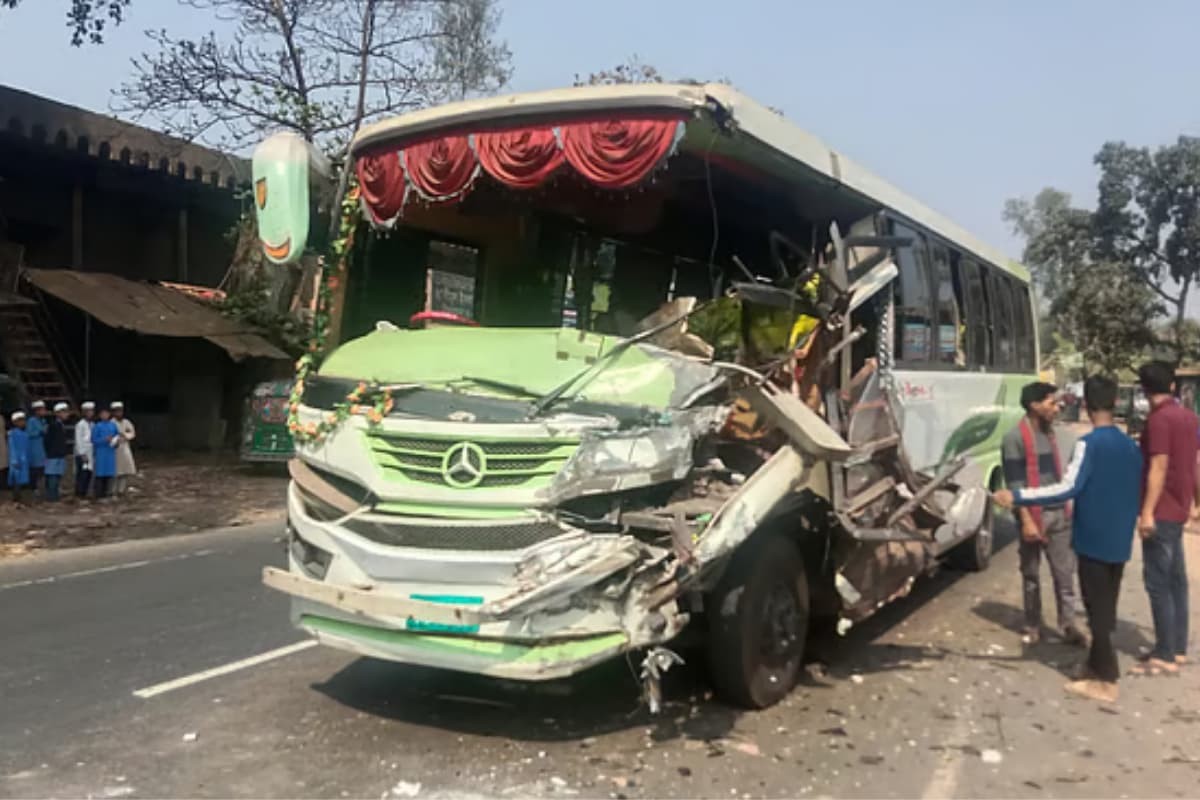 চন্দনাইশে যাত্রীবাহী বাস-পিকআপ সংঘর্ষ, চালক ও সহকারী আহত