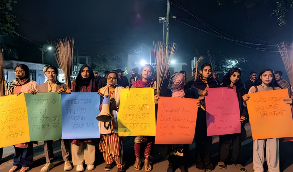 চবি ক্যাম্পাসে জামায়াত পোস্টবিরোধী প্রতিবাদ মিছিল