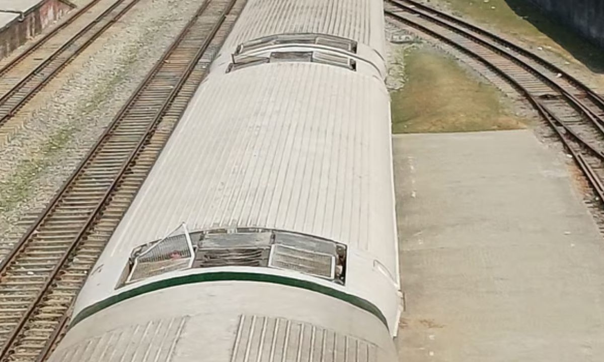 চলন্ত ট্রেনে যন্ত্রাংশ চুরি: বিকল এসি কোচ রেখেই পঞ্চগড় এক্সপ্রেসের যাত্রা