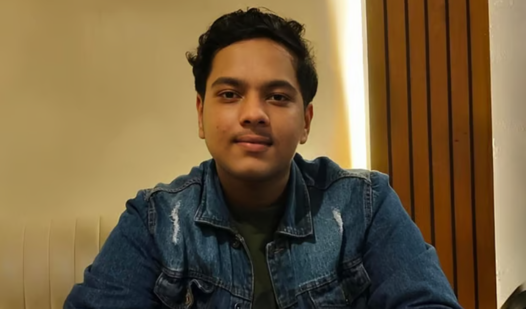 চাকরির স্বপ্নে গিয়েছিল ওরা আমার ছেলেকে নির্যাতন করে মেরে ফেলল। চাকরির স্বপ্নে গিয়েছিল, ওরা আমার ছেলেকে নির্যাতন করে মেরে ফেলল।