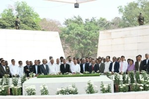 জিয়াউর রহমান ও খালেদা জিয়ার সমাধিতে প্রধানমন্ত্রী তারেক রহমানের শ্রদ্ধা