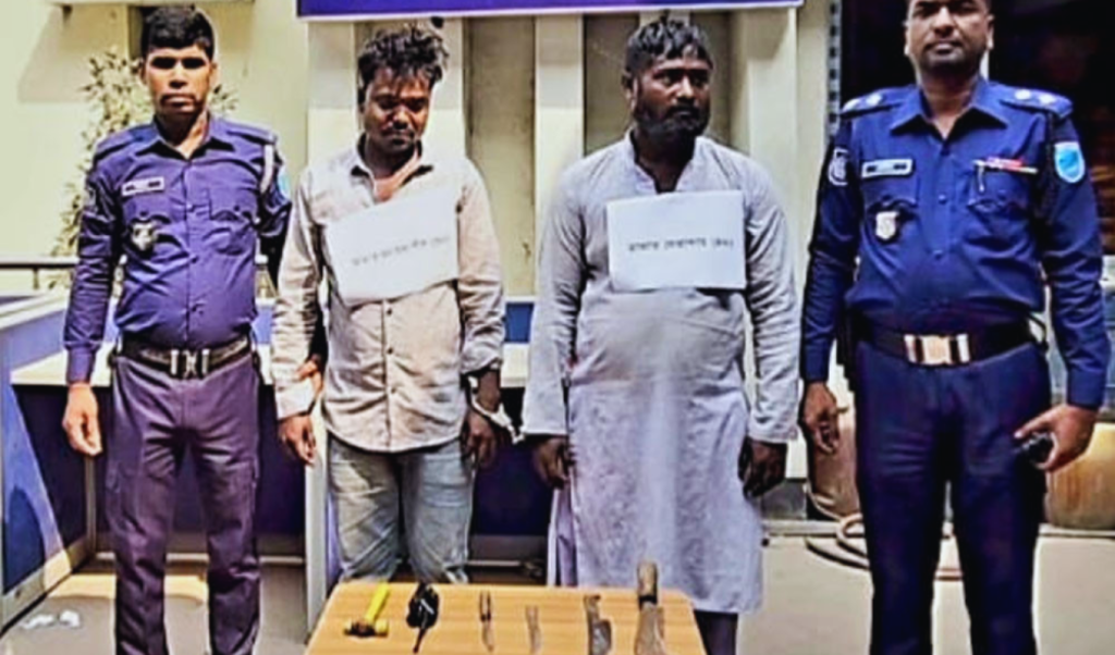 ডিবি পরিচয়ে তেল লুট গ্রেপ্তার দুই ডিবি পরিচয়ে তেল লুট, গ্রেপ্তার দুই