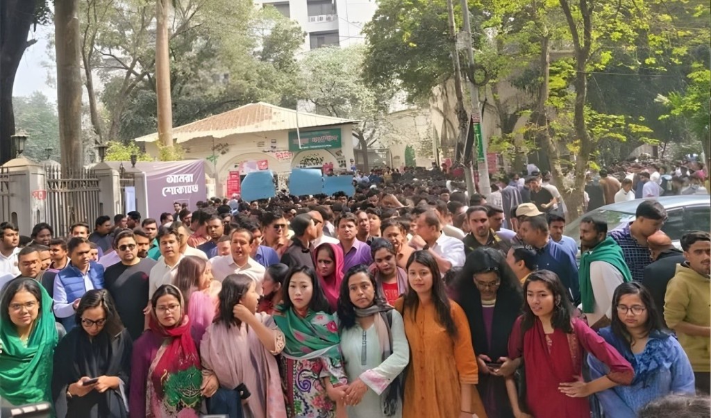 ঢাবিতে জামায়াত আমীরের প্রতিবাদে ছাত্রদলের বিক্ষোভ ঢাবিতে জামায়াত আমীরের প্রতিবাদে ছাত্রদলের বিক্ষোভ