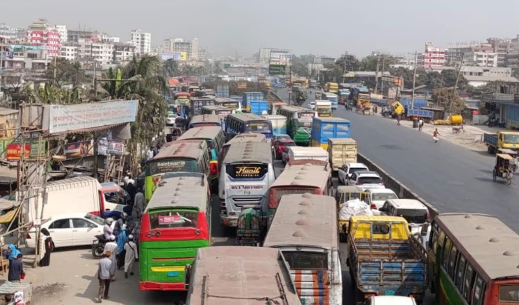 তিন মহাসড়কে আট ঘণ্টা স্থবিরতা