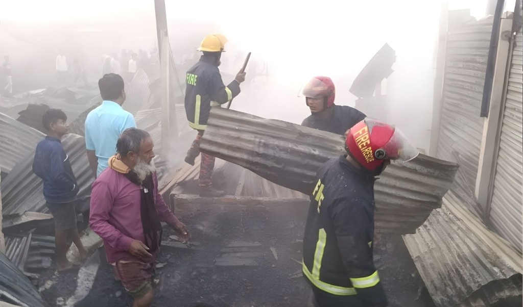 দাউদকান্দির গৌরীপুর বাজারে আগুনে ২৫টি দোকান পুড়ে ছাই