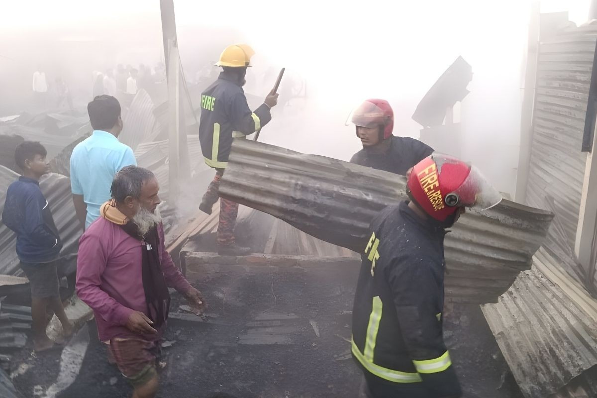 দাউদকান্দির গৌরীপুর বাজারে আগুনে ২৫টি দোকান পুড়ে ছাই