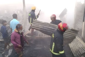 দাউদকান্দির গৌরীপুর বাজারে আগুনে ২৫টি দোকান পুড়ে ছাই