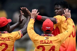 দীর্ঘ ১৯ বছরের অপেক্ষার পর অস্ট্রেলিয়া পরাজিত জিম্বাবুয়ের কাছে