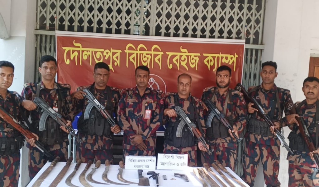 দৌলতপুরে বিদেশি অস্ত্র উদ্ধার অভিযান