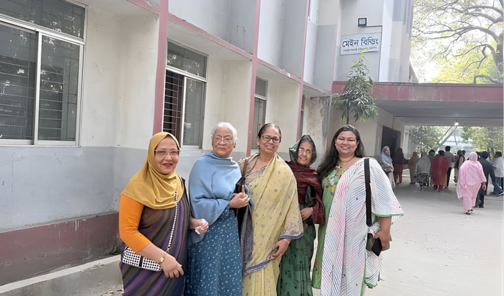 ধানমন্ডি কেন্দ্রে ভোটারদের ভোগান্তি, তালিকায় মিলছে না পরিচয়