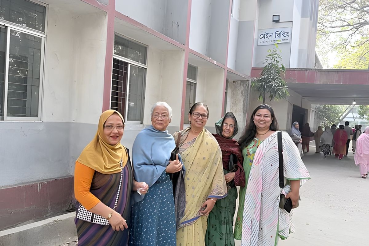 ধানমন্ডি কেন্দ্রে ভোটারদের ভোগান্তি, তালিকায় মিলছে না পরিচয়