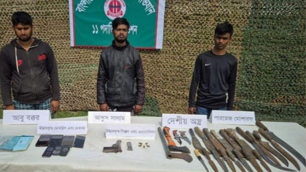 নন্দীগ্রামে সেনাবাহিনীর অভিযানে বিদেশি পিস্তল ও অস্ত্রসহ আটক ৩ নন্দীগ্রামে সেনাবাহিনীর অভিযানে বিদেশি পিস্তল ও অস্ত্রসহ আটক ৩