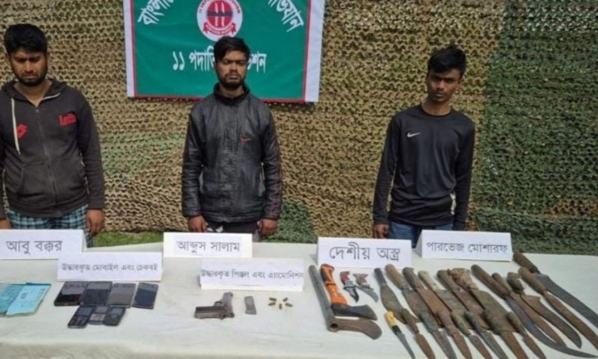 নন্দীগ্রামে সেনাবাহিনীর অভিযানে বিদেশি পিস্তল ও অস্ত্রসহ আটক ৩