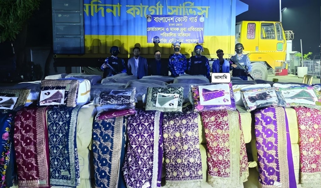 নারায়ণগঞ্জে ১০ কোটি টাকার ভারতীয় শাড়ি সহ পাচারকারী গ্রেপ্তার