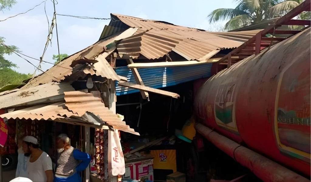 নোয়াখালীতে নিয়ন্ত্রণ হারিয়ে ট্রাক দুর্ঘটনা নিহত ২ নোয়াখালীতে নিয়ন্ত্রণ হারিয়ে ট্রাক দুর্ঘটনা, নিহত ২