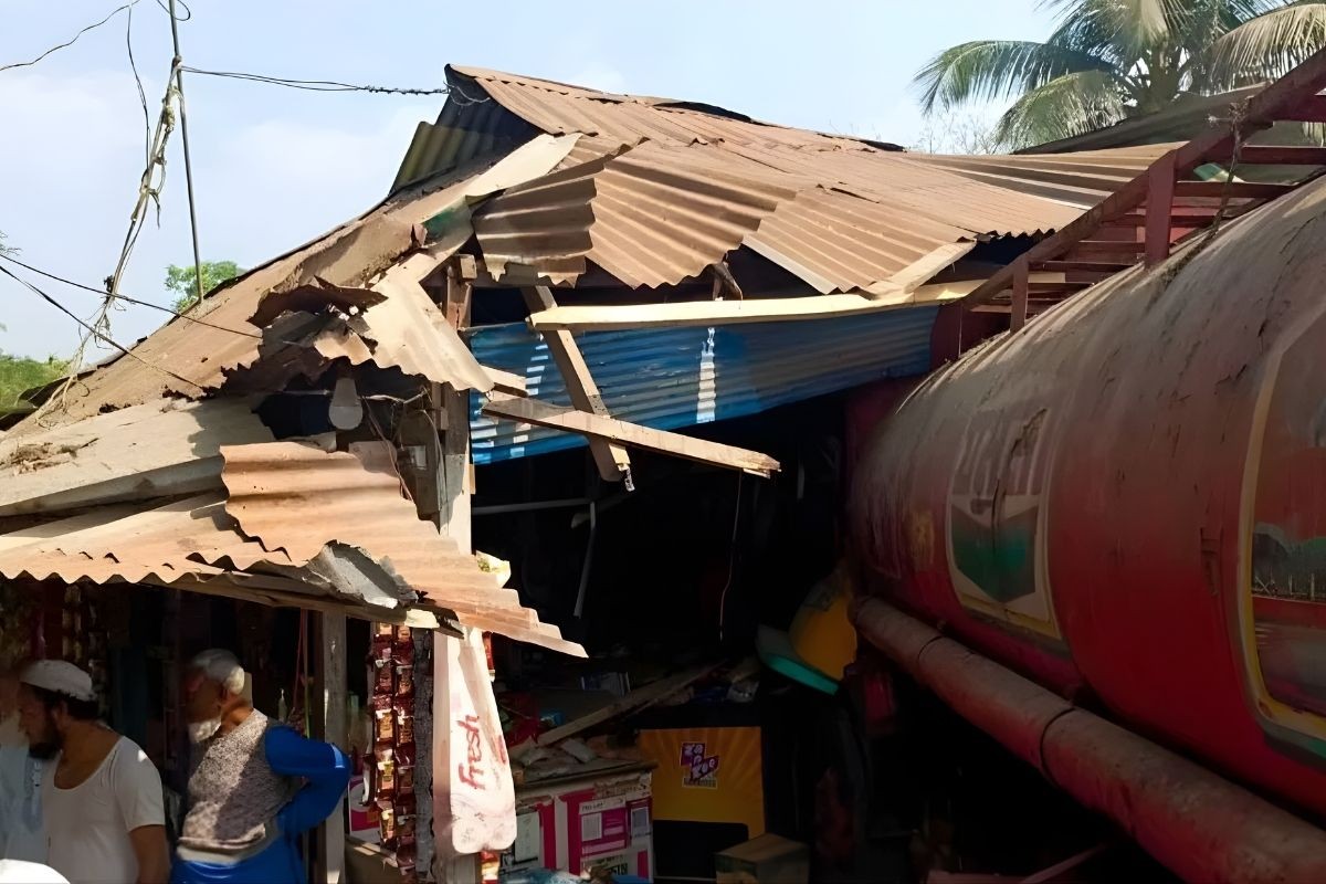 নোয়াখালীতে নিয়ন্ত্রণ হারিয়ে ট্রাক দুর্ঘটনা, নিহত ২