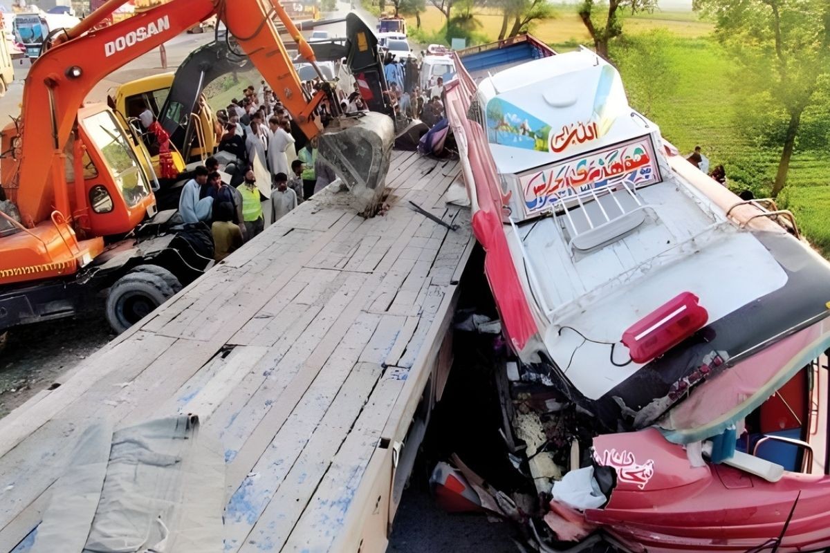 পাকিস্তানে মর্মান্তিক সড়ক দুর্ঘটনা, চালকসহ প্রাণ গেল ১১ জনের