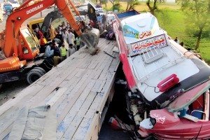 পাকিস্তানে মর্মান্তিক সড়ক দুর্ঘটনা, চালকসহ প্রাণ গেল ১১ জনের