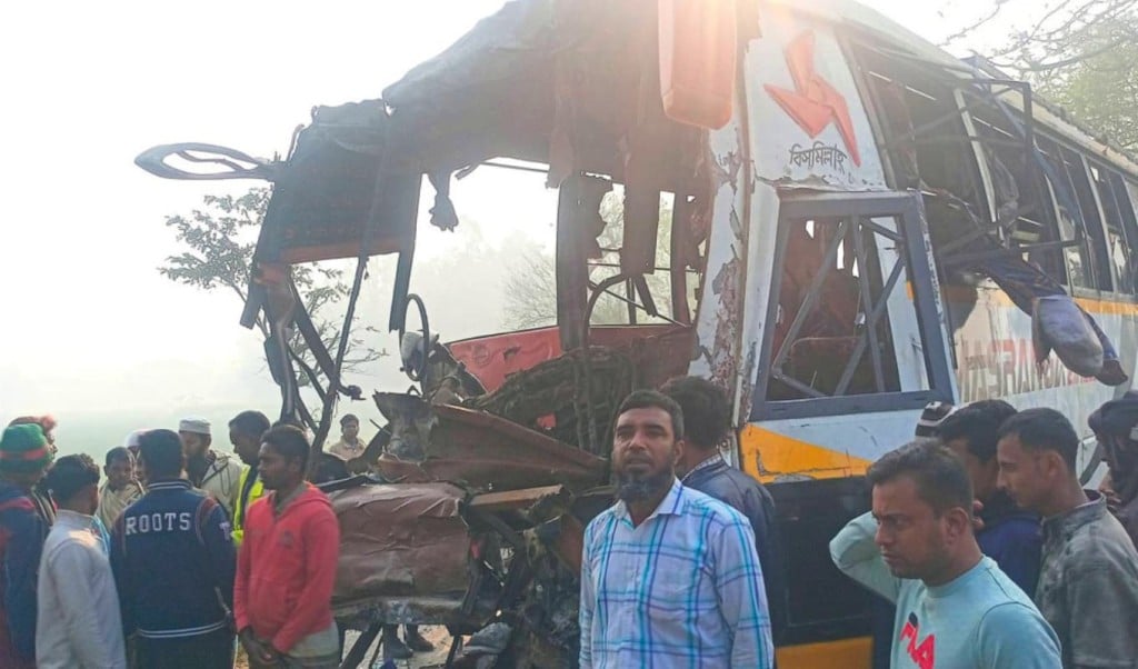পাবনায় দুই বাসের মুখোমুখি সংঘর্ষে নিহত দুইজন