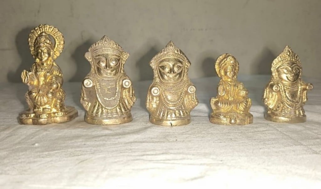 পিতলের কলসিতে পাওয়া ধাতব মূর্তির রহস্য