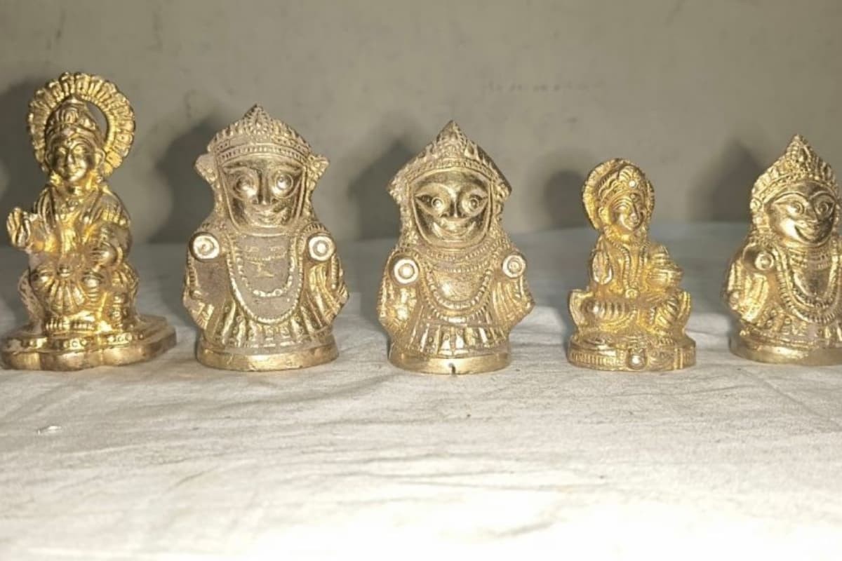 পিতলের কলসিতে পাওয়া ধাতব মূর্তির রহস্য