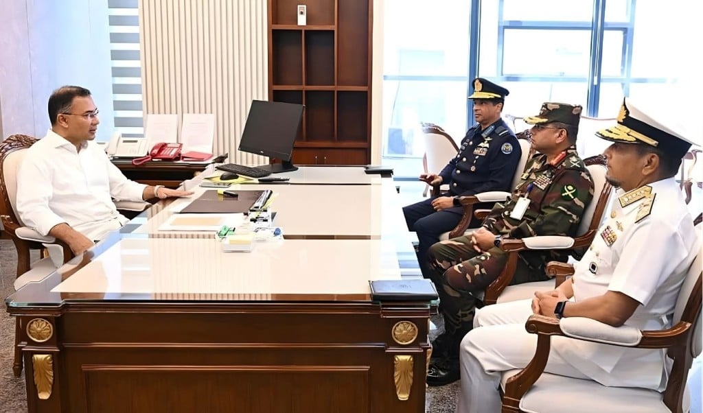 প্রধানমন্ত্রীর সাথে তিন বাহিনী প্রধানের বৈঠক অনুষ্ঠিত