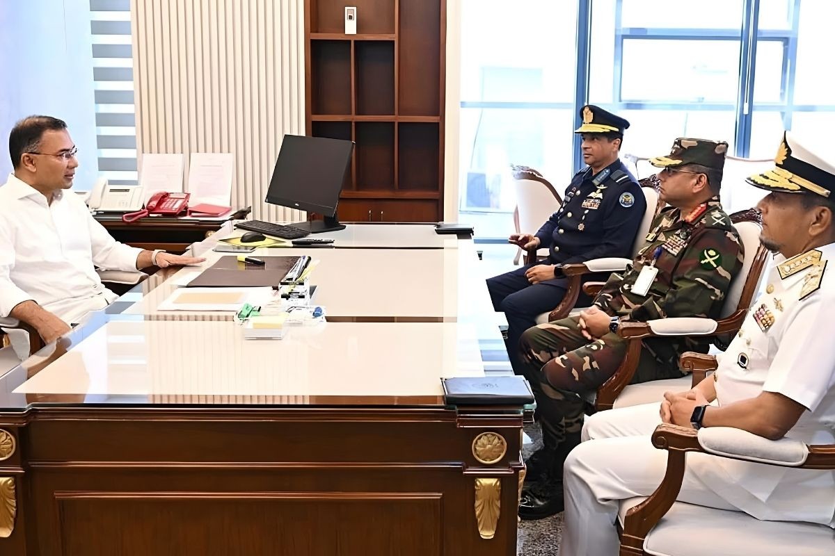 প্রধানমন্ত্রীর সাথে তিন বাহিনী প্রধানের বৈঠক অনুষ্ঠিত